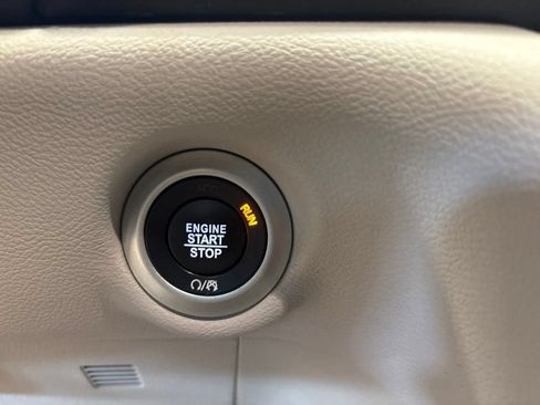 Used 2018 Chrysler Pacifica Touring Plus FWD image 11