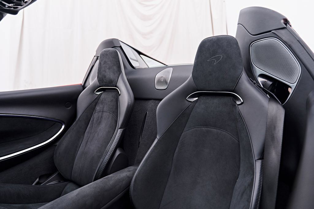 Used 2025 McLaren Artura Spider RWD image 50