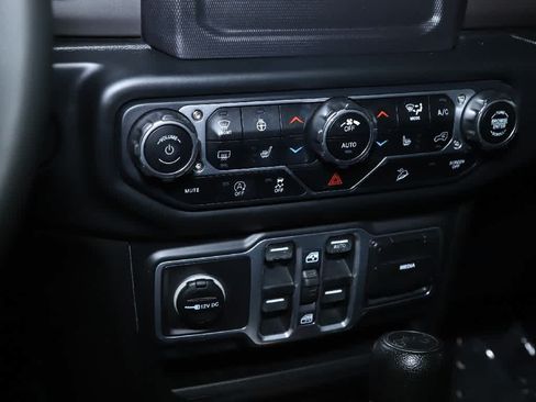Used 2018 Jeep Wrangler Unlimited Sport S AWD/4WD image 26