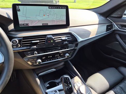 Used 2022 BMW 530i w/ M Sport Package RWD image 22