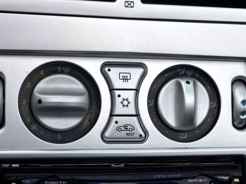 Used 2005 Chrysler Crossfire Limited image 29