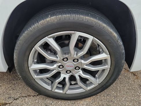 Used 2024 GMC Terrain Denali w/ Denali Premium Package AWD/4WD image 5