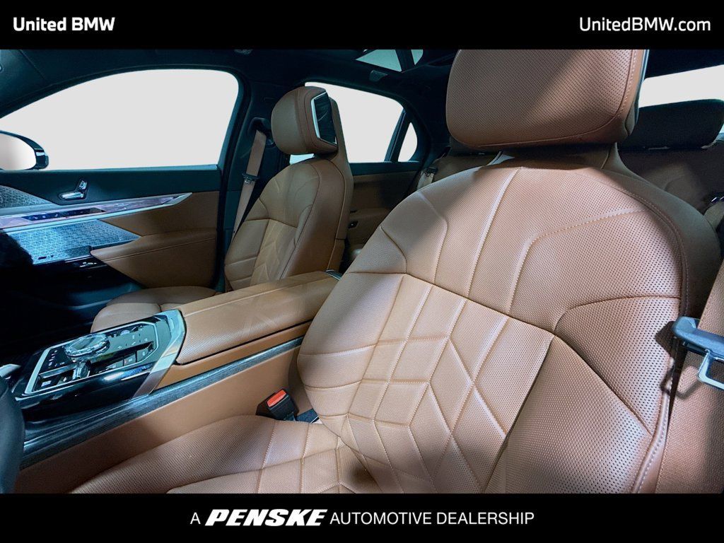 Used 2025 BMW 750e xDrive w/ Executive Package AWD/4WD image 5