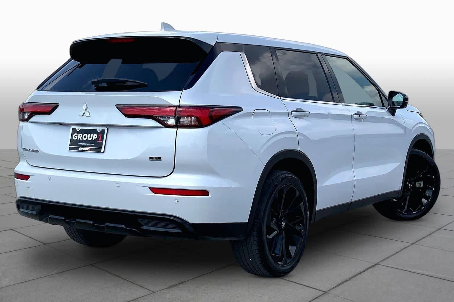 Used 2024 Mitsubishi Outlander SE Black Edition FWD image 13