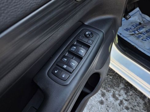 Used 2020 Jeep Grand Cherokee Altitude image 12