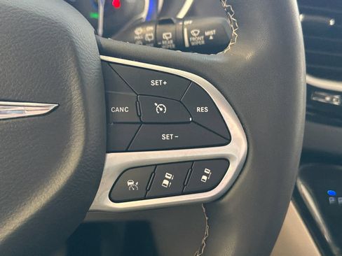 Used 2023 Chrysler Pacifica Touring-L image 41