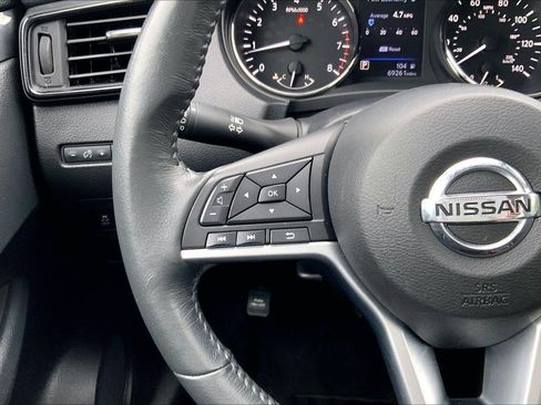 Used 2018 Nissan Rogue SV AWD/4WD image 19