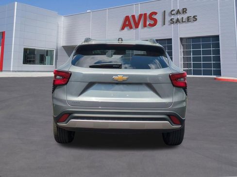 Used 2025 Chevrolet Trax LT w/ LT Convenience Package FWD image 9
