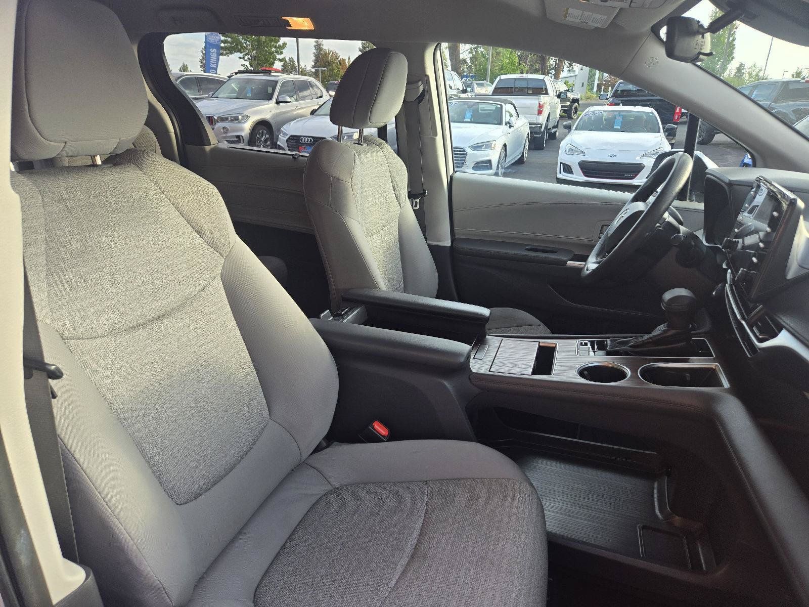 Used 2023 Toyota Sienna LE FWD image 12