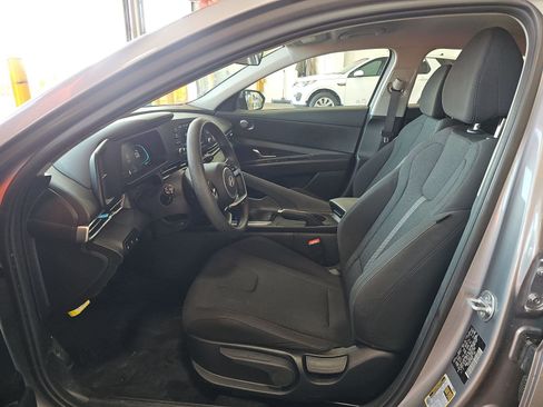 Used 2025 Hyundai Elantra SE FWD image 4