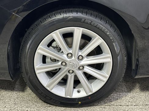 Used 2014 Toyota Camry XLE w/ Leather Package image 16