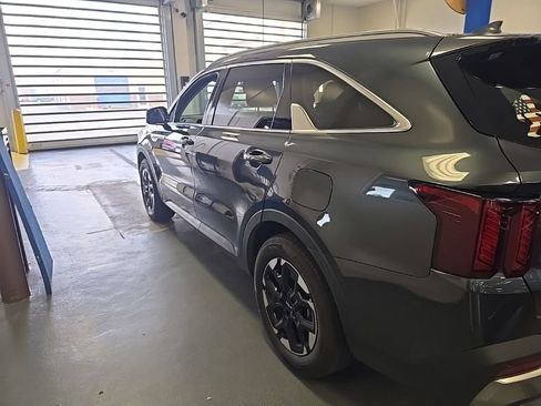 Used 2024 Kia Sorento S FWD image 4