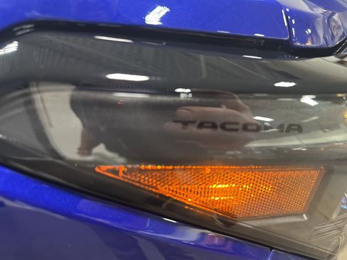 Used 2024 Toyota Tacoma TRD Off-Road image 39