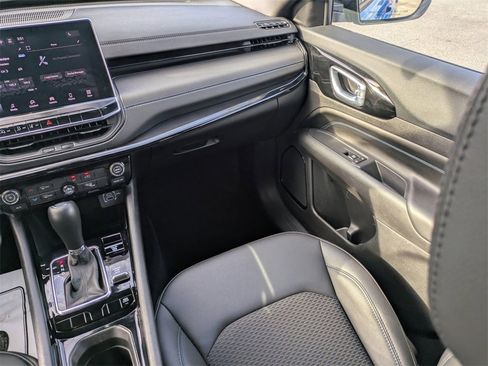 Used 2025 Jeep Compass Latitude w/ Altitude Special Edition image 18