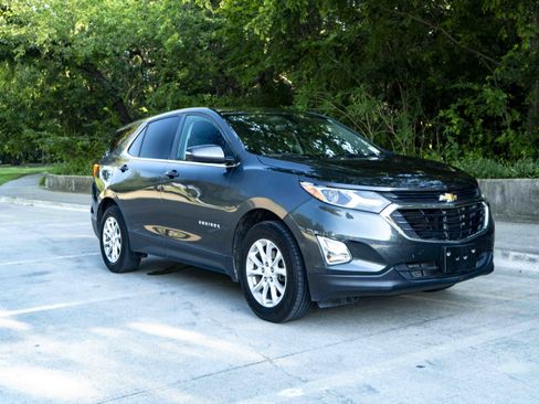 Used 2018 Chevrolet Equinox LT FWD image 2