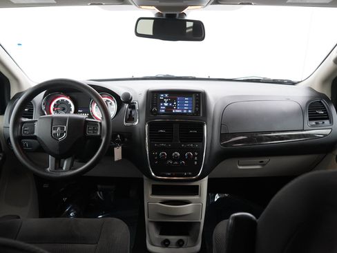 Used 2019 Dodge Grand Caravan SE FWD image 14