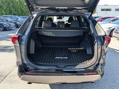 Used 2022 Toyota RAV4 SE image 13