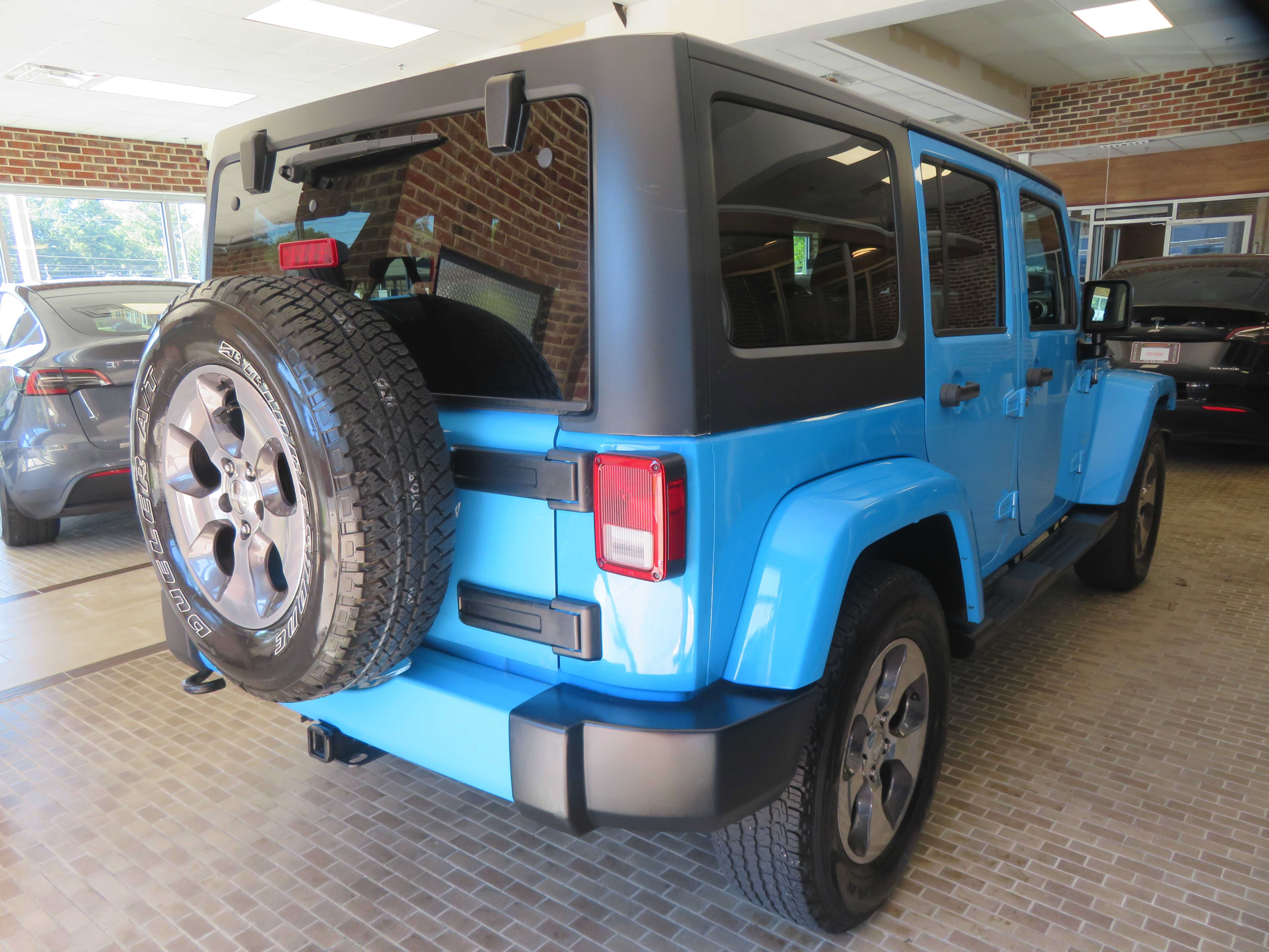 Used 2017 Jeep Wrangler Unlimited Sahara w/ Dual Top Group AWD/4WD image 62