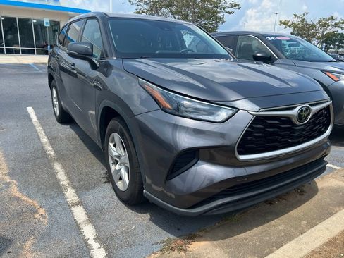 Used 2022 Toyota Highlander L FWD image 2