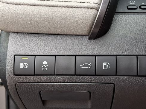 Used 2018 Toyota Camry SE w/ Convenience Package FWD image 26