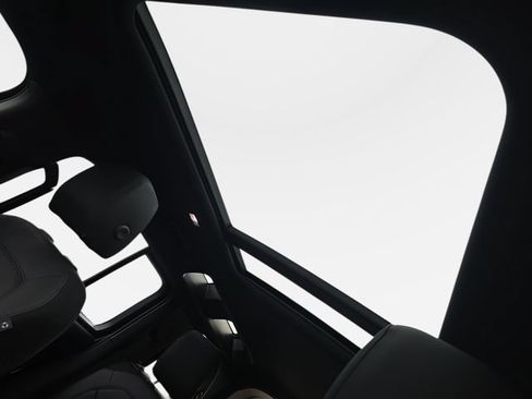 Certified 2025 Land Rover Defender 110 S AWD/4WD image 31