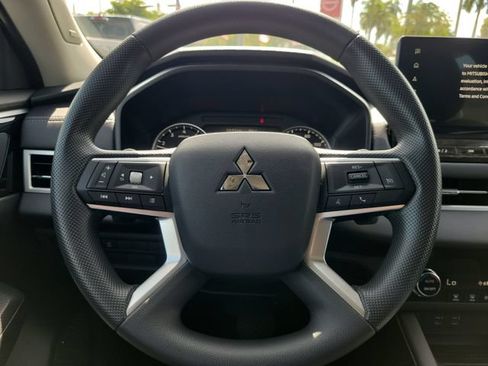 Used 2026 Mitsubishi Outlander ES FWD image 17
