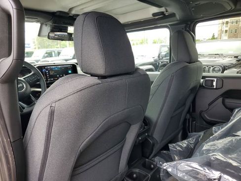 New 2025 Jeep Gladiator Sport image 12