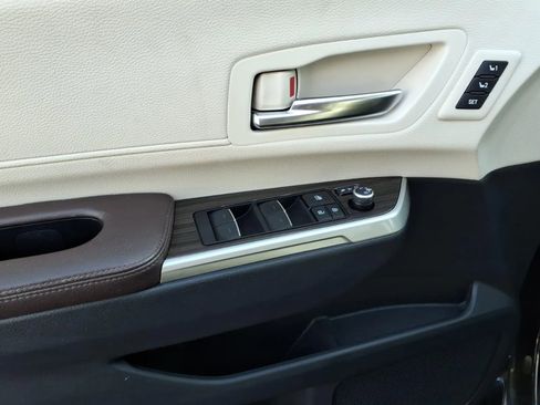 Used 2021 Toyota Sienna Platinum image 24