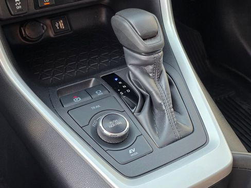 Used 2024 Toyota RAV4 XLE w/ Convenience Package image 4