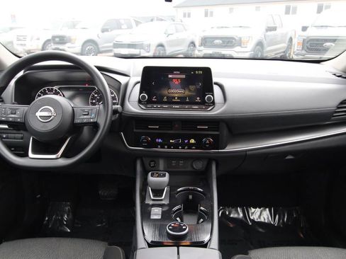 Used 2024 Nissan Rogue SV image 39