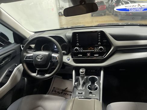 Used 2021 Toyota Highlander L image 23