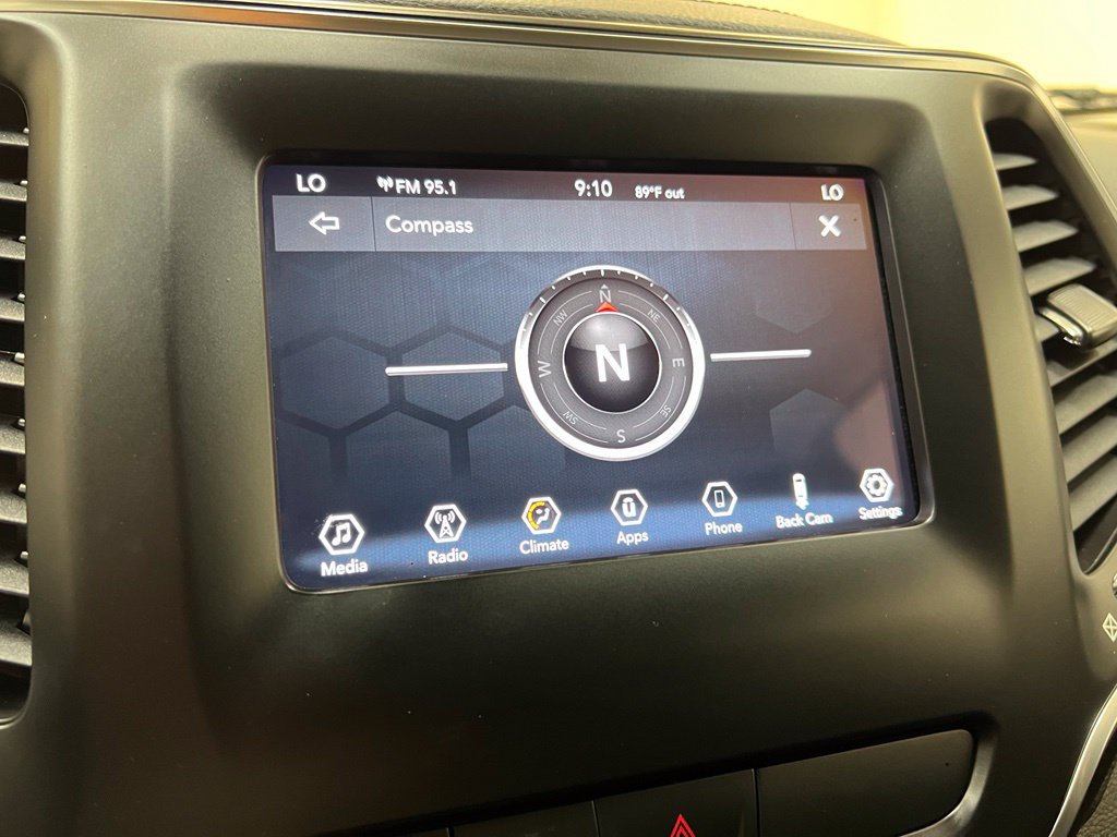Used 2020 Jeep Cherokee Latitude Plus w/ Comfort/Convenience Group AWD/4WD image 25
