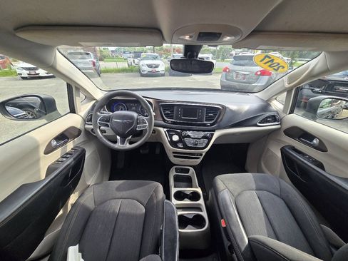 Used 2017 Chrysler Pacifica LX FWD image 34