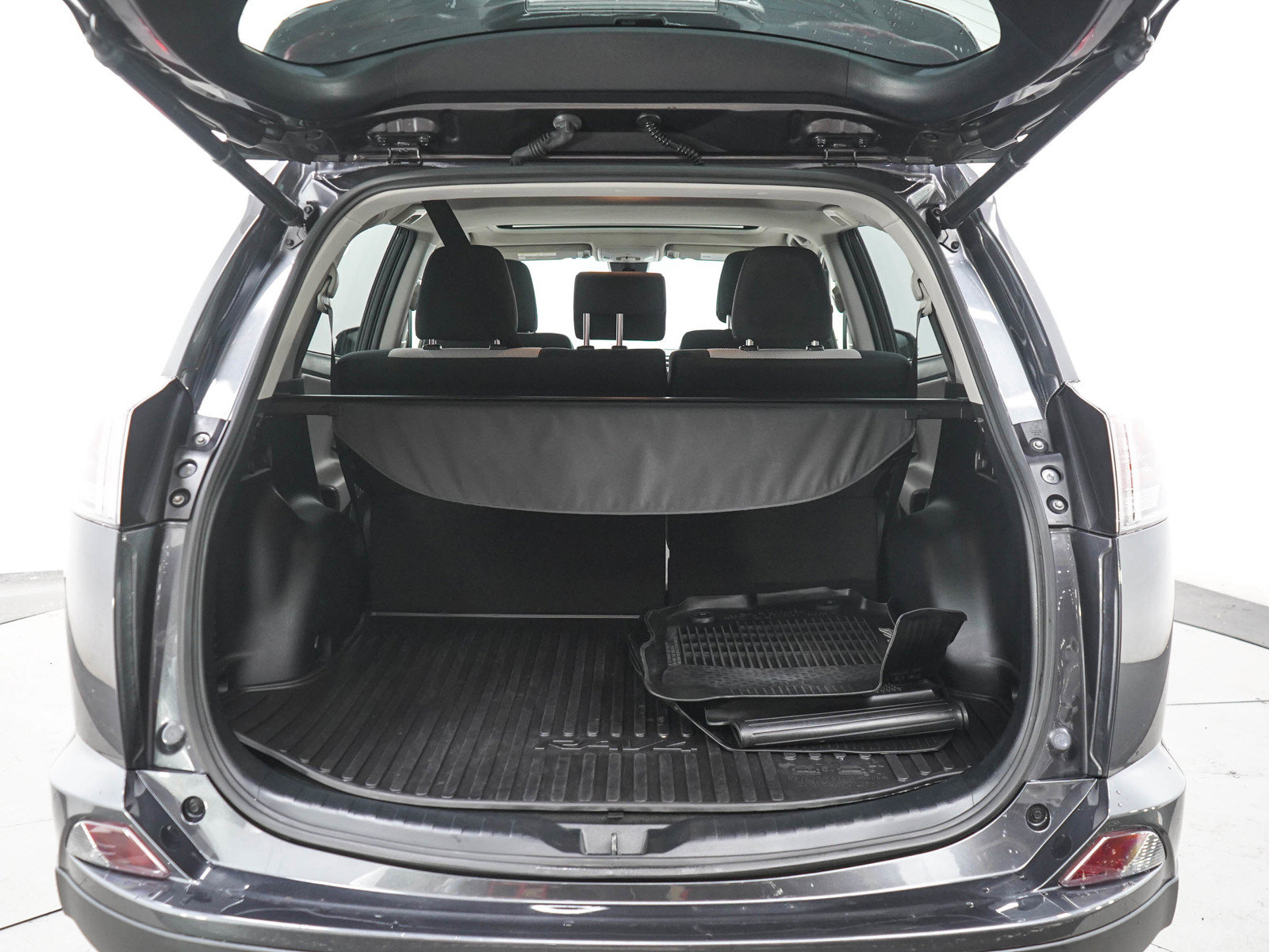 Used 2018 Toyota RAV4 XLE AWD/4WD image 16