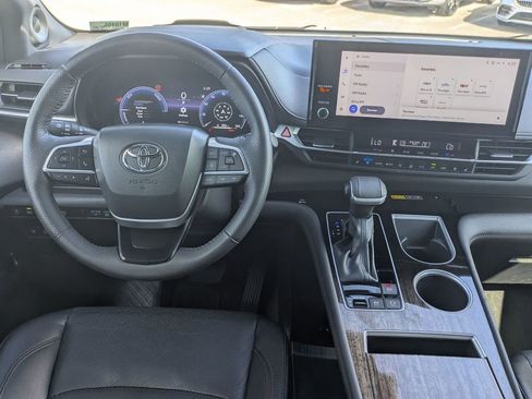 Used 2025 Toyota Sienna Platinum FWD image 28