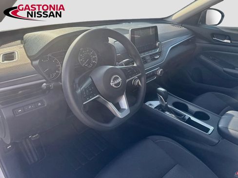Used 2025 Nissan Altima 2.5 SV FWD image 11