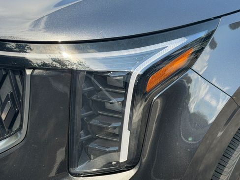 Used 2025 Kia Carnival FWD image 41