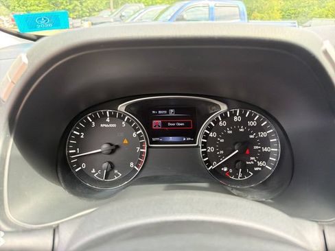 Used 2020 Nissan Pathfinder S AWD/4WD image 17