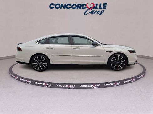 Used 2025 Honda Accord Touring image 7