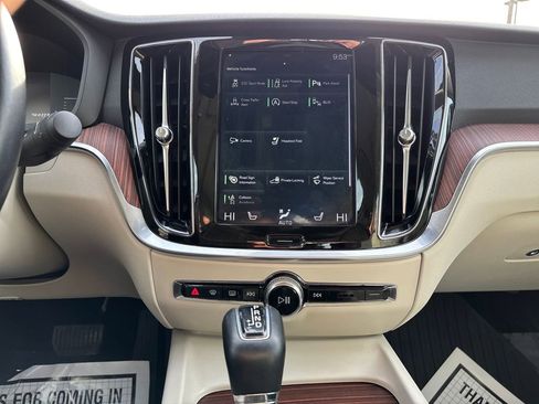 Used 2019 Volvo S60 T6 Momentum w/ Premium Package image 25