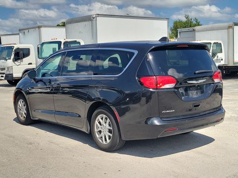 Used 2023 Chrysler Voyager LX FWD image 3