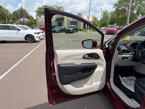 Used 2018 Chrysler Pacifica Touring-L Plus FWD image 13