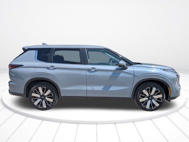 New 2026 Mitsubishi Outlander SE FWD image 3