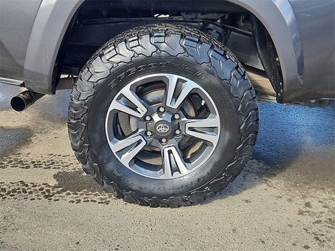 Used 2018 Toyota Tacoma TRD Sport w/ Technology Package image 9