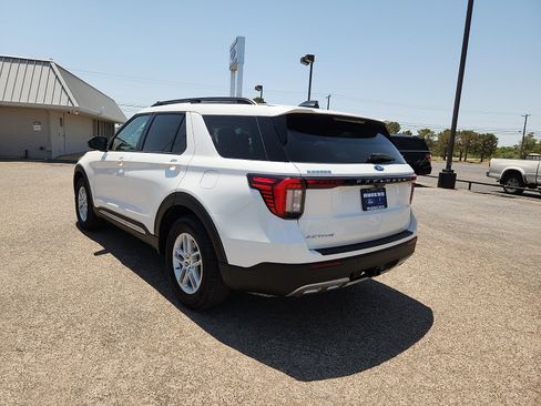 Certified 2025 Ford Explorer Active w/ Active Comfort Package RWD image 5