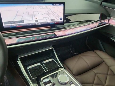 Used 2024 BMW 740i image 43