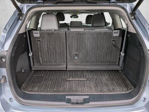 Used 2022 Toyota Highlander XLE AWD/4WD image 6