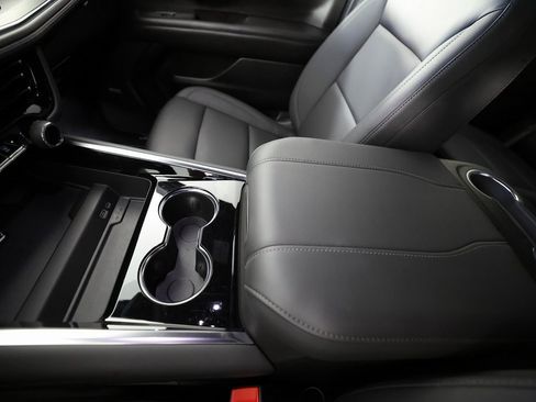 Used 2026 Chevrolet Suburban Z71 w/ Comfort Package image 38