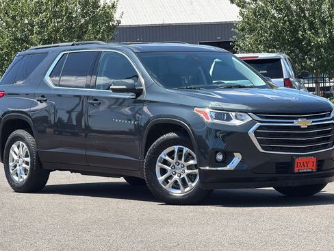 Used 2021 Chevrolet Traverse LT FWD image 2
