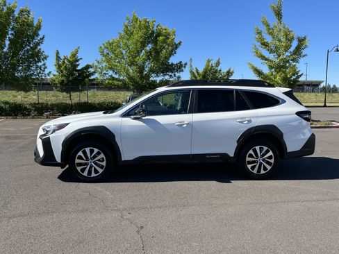 Used 2024 Subaru Outback Premium AWD/4WD image 2